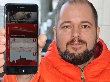 Der Bad Kissinger Christian Gessner kommt ohne Handy nicht mehr aus: Rund vier Stunden am Tag nutzt der 37-Jährige nach eigener Schätzung sein Smartphone, auch die regionalen Nachrichten liest er darauf. Foto: Ralf Ruppert