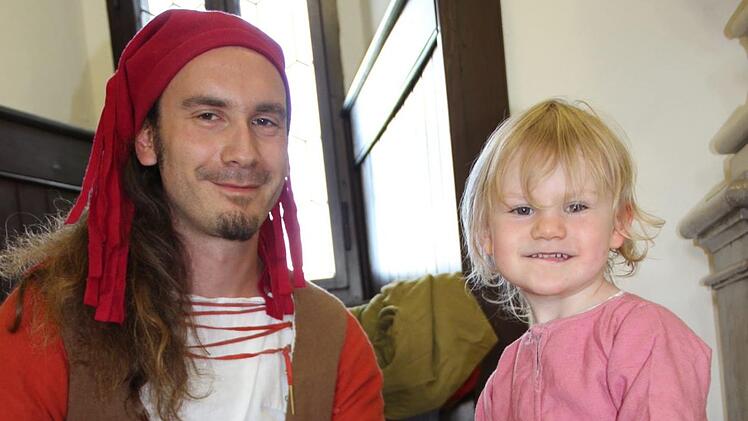 Merle und Papa Karsten mit den mittelalterlichen Holzspielsachen. Foto: Katharina Müller-Sanke