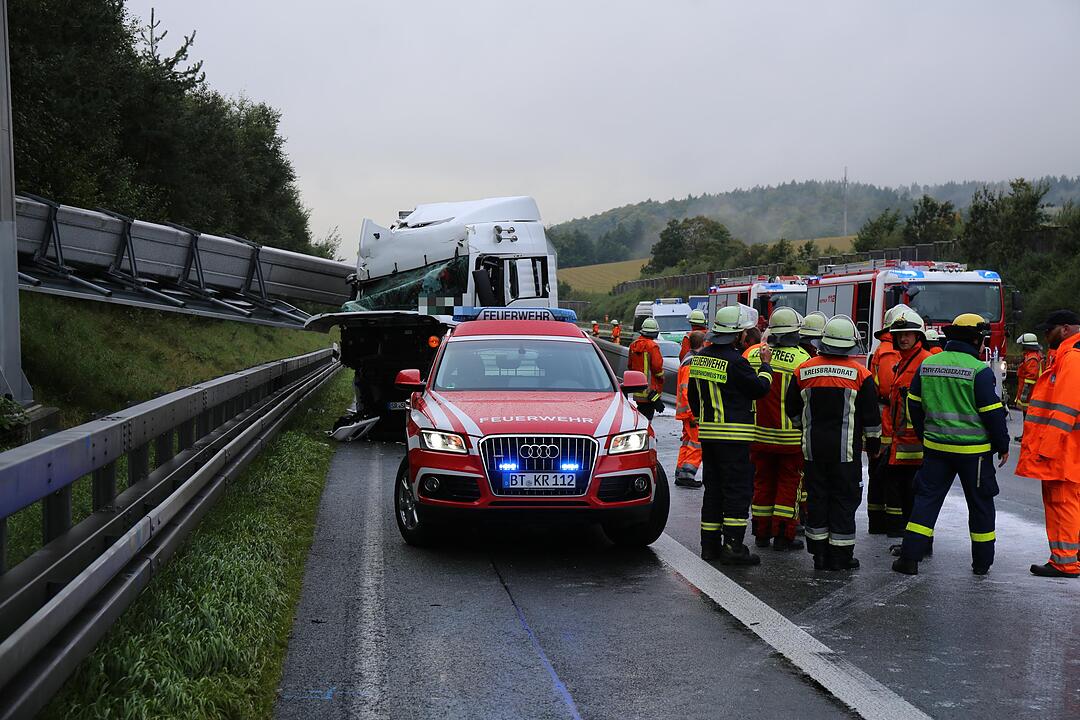 Marktschorgast: Lastwagen reißt Schilderbrücke ein – Lange Staus auf A9