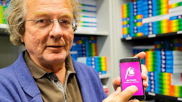 1979 trampte Michael M&uuml;ller nach Portugal und  tippte seine  Reisenotizen mit der Schreibmaschine ab. Heute gibt es neben &uuml;ber 200 B&uuml;chern  aus seinem Verlag  auch Apps mit allen Reiseinfos.  Foto: Matthias Hoch