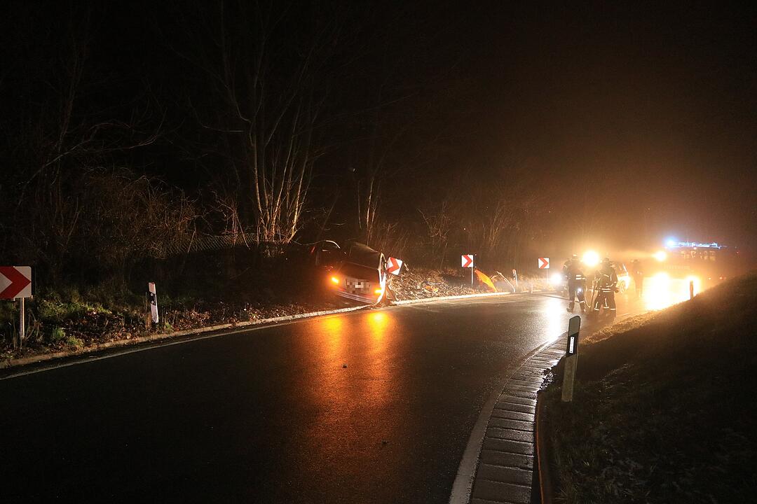 Autofahrer kracht gegen Baum in Kunreuth