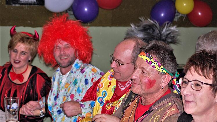 Bunte Kostüme und lockere Stimmung prägten den Faschingsabend.  Sigismund von Dobschütz