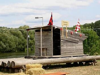 Das Floß mit der historischen Hütte darf auf dem Limbacher Flößerfest nicht fehlen.  Foto: Günther Geiling