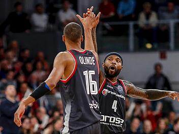 Tyrese Rice (hinten) und Louis Olinde klatschen sich ab. Foto: Daniel Löb