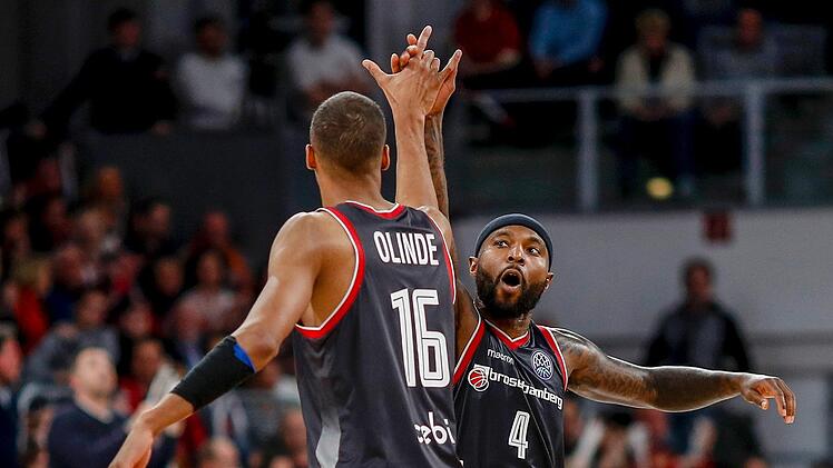 Tyrese Rice (hinten) und Louis Olinde klatschen sich ab. Foto: Daniel Löb