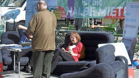 Ein mobiles Wohnzimmer am Säumarkt animierte Besucher der Innenstadt, sich zum Thema "Wohnen" einzubringen. Foto: Peter Zillig