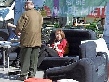 Ein mobiles Wohnzimmer am S&auml;umarkt animierte Besucher der Innenstadt, sich zum Thema "Wohnen" einzubringen. Foto: Peter Zillig