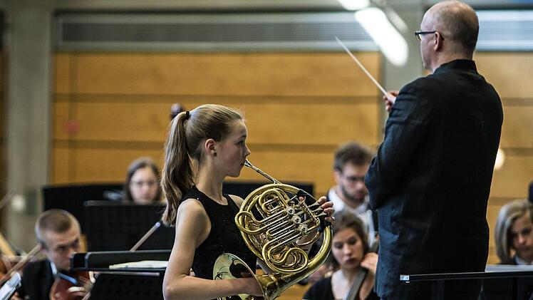 Begeisterten Beifall gab es beim Gastspiel des Jugendsymphonieorchesters Oberfranken in der Frankenhalle Neustadt. Umjubelte Solistin unter der Leitung von Till Fabian Weser war die junge Hornistin Sophia Reuter.Foto: Jochen Berger