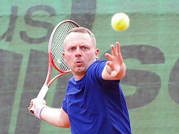 Zu den Leistungsträgern der Herren 30 des TC Kronach in der Bezirksklasse 2 gehört Michael Thoennes. Er blieb beim jüngsten Kantersieg in Grub am Forst im Einzel und Doppel ebenso ungeschlagen wie in den Partien zuvor gegen Gundelsheim und Oberwallenstadt sowie in Eckesdorf.  Foto: Hans Franz