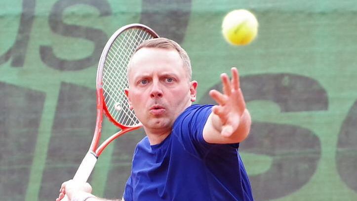 Zu den Leistungsträgern der Herren 30 des TC Kronach in der Bezirksklasse 2 gehört Michael Thoennes. Er blieb beim jüngsten Kantersieg in Grub am Forst im Einzel und Doppel ebenso ungeschlagen wie in den Partien zuvor gegen Gundelsheim und Oberwallenstadt sowie in Eckesdorf.  Foto: Hans Franz