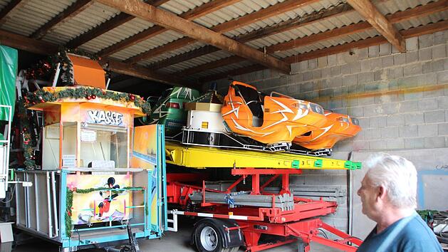 Schausteller Alexander St&ouml;rzer muss seine Fahrgesch&auml;fte in der Halle lassen.  Foto: Andreas Dorsch