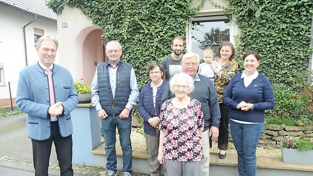 Gratulation zum 95. Geburtstag von Friederika (Frieda) Baierlipp in Friesen, vorne Mitte, in ihrem Familienkreis. Zu den Gratulanten zählten auch Landrat Klaus Löffler (links) und Bürgermeisterin Angela Hofmann (rechts).