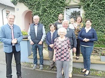 Gratulation zum 95. Geburtstag von Friederika (Frieda) Baierlipp in Friesen, vorne Mitte, in ihrem Familienkreis. Zu den Gratulanten z&auml;hlten auch Landrat Klaus L&ouml;ffler (links) und B&uuml;rgermeisterin Angela Hofmann (rechts).