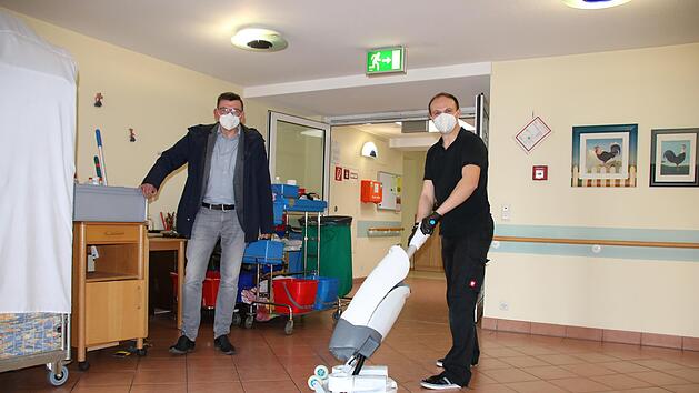 Hausmeister Daniel Wolf (rechts) ist einer von rund zehn Helfern, die aktuell das B&uuml;rgerspital auf die Ankunft von Fl&uuml;chtlingen vorbereiten. B&uuml;rgermeister Armin Warmuth (links) freut sich &uuml;ber jede helfende Hand.