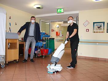 Hausmeister Daniel Wolf (rechts) ist einer von rund zehn Helfern, die aktuell das Bürgerspital auf die Ankunft von Flüchtlingen vorbereiten. Bürgermeister Armin Warmuth (links) freut sich über jede helfende Hand.