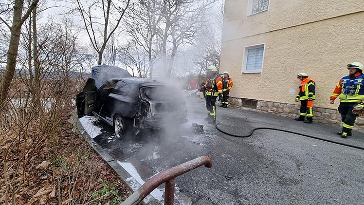 Neustadt bei Coburg: Auto entzündet sich von selbst - Kofferraum war der Brandherd
