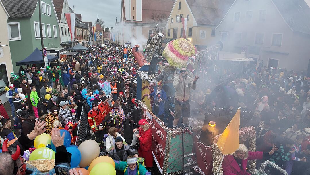 Die Narren sind los: Faschingszug zieht durch Allersberg