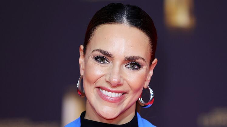 Raus aus dem Sportjacket, rein ins Abendkleid: Esther Sedlaczek (39) moderiert am Mittwoch, 22. Oktober, die Verleihung des Bayerischen Fernsehpreises (Pre-Show ab 17.00 Uhr, Preisverleihung ab 19.00 Uhr, im Livestream auf www.blauerpanther.com, die Aufzeichnung läuft ab 22.25 Uhr auf 3sat).