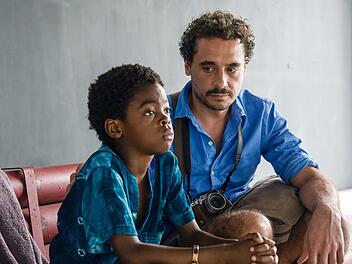 Thibaut (Jean Le Peltier, rechts) macht sich Sorgen um Gabriel (Tyron Bayineni). Er isst nicht, ist schlecht gelaunt, bockig. So als w&auml;re er sauer auf ihn ...