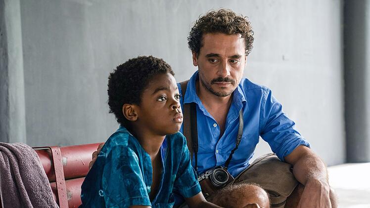 Thibaut (Jean Le Peltier, rechts) macht sich Sorgen um Gabriel (Tyron Bayineni). Er isst nicht, ist schlecht gelaunt, bockig. So als w&auml;re er sauer auf ihn ...