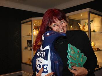 Beatrice Frankl tauschte verschiedene Exponate ihrer Sammlung im Glasmuseum aus. Die Münchnerin fühlt sich mittlerweile in Kleintettau heimisch. Foto: Veronika Schadeck