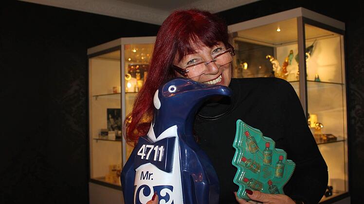 Beatrice Frankl tauschte verschiedene Exponate ihrer Sammlung im Glasmuseum aus. Die Münchnerin fühlt sich mittlerweile in Kleintettau heimisch. Foto: Veronika Schadeck