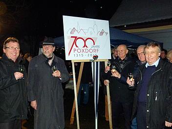 Mit Bürgermeister Paul Steins (r.) stießen die Poxdorfer vor etwa zwei Wochen auf das Jubiläumsjahr an.  Foto: Inge Zwiener