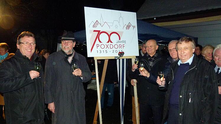 Mit Bürgermeister Paul Steins (r.) stießen die Poxdorfer vor etwa zwei Wochen auf das Jubiläumsjahr an.  Foto: Inge Zwiener