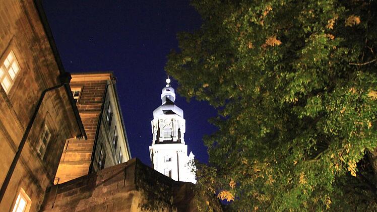 Die Fassade der Stiftskirche im Licht der neuen Strahler. Foto: Matthias Einwag
