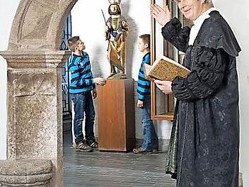 Stadtführer Peter Herschel als Adam Ries im Erzgebirgsmuseum Annaberg-Buchholz als Adam Ries.  Foto: Erzgebirgsmuseum