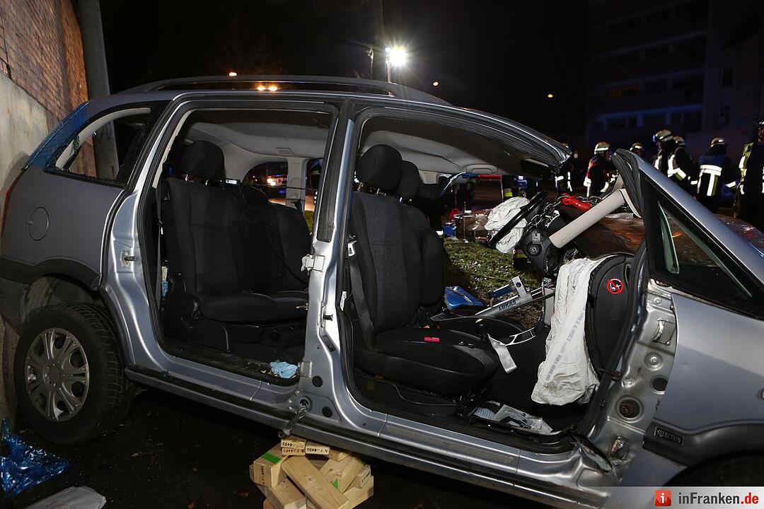 Auto prallt in Nürnberg gegen eine Mauer