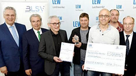 Aus den Händen von Innenminister Joachim Herrmann (links) erhielt der SV Fatschenbrunn den Energieeffizienzpreis im Wert von 2500 Euro. Stolz nahmen Franz Hümmer (Dritter von links), Frank Fösel, Frank Pickel und Thomas Schäftlein mit BLSV-Kreisvorsitzendem Gerald Makowski (weiter von links) den Preis entgegen.  Foto: Ruth Plössel (BLSV)