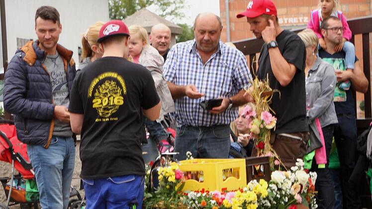 Das Begleitfahrzeug mit Wasser für die Bären und Getränken für die Zuschauer. Foto: Günther Geiling