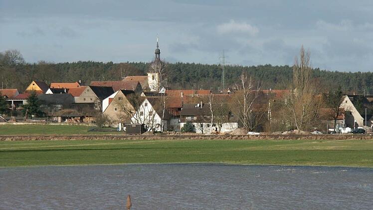 Steppach, ein Ortsteil von Pommersfelden. Auf einer der Wiese nahe dem Dorf ist der motorisierte Gleitschirm gelandet.  Foto: Gemeinde Pommersfelden