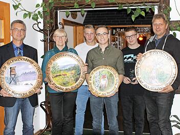 Schützenmeister Harald Wunder (l.) sicherte sich die Königsscheibe. Strohkönigin wurde Margarete Wunder-Blinzler (v.l.), Jonas Ruf gewann die Meister Serie und wurde Jugendvereinsmeister mit dem Luftgewehr. Dominik Dietz sicherte sich die Jungschützenkönigscheibe und Markus Kübrich ist Jugendvereinsmeister Luftpistole. Die Ehrenscheibe ging an Michael Wunder.  Foto: Marie-Therese Wunder