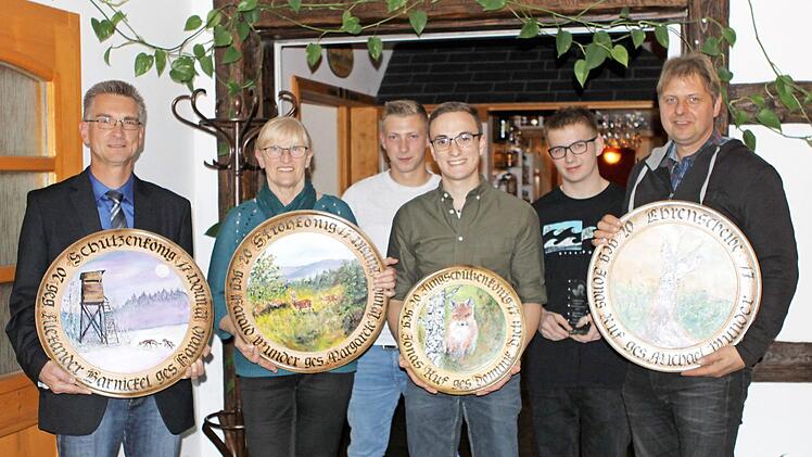 Schützenmeister Harald Wunder (l.) sicherte sich die Königsscheibe. Strohkönigin wurde Margarete Wunder-Blinzler (v.l.), Jonas Ruf gewann die Meister Serie und wurde Jugendvereinsmeister mit dem Luftgewehr. Dominik Dietz sicherte sich die Jungschützenkönigscheibe und Markus Kübrich ist Jugendvereinsmeister Luftpistole. Die Ehrenscheibe ging an Michael Wunder.  Foto: Marie-Therese Wunder