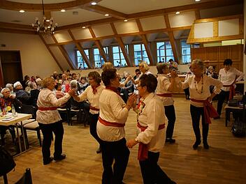 Tanzende Pfarreiengemeinschaft: Im Tanzkreis Oberaurach finden sich auch Eltmanner Teilnehmerinnen. Gemeinsam gaben sie ein Gastspiel beim Eltmanner Seniorenfasching.Sabine Weinbeer