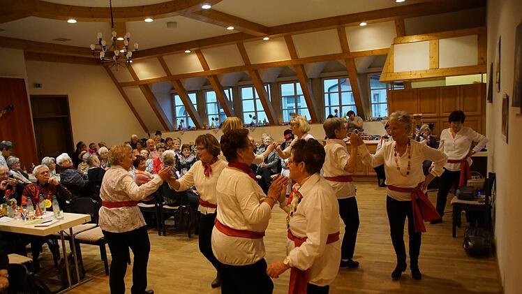 Tanzende Pfarreiengemeinschaft: Im Tanzkreis Oberaurach finden sich auch Eltmanner Teilnehmerinnen. Gemeinsam gaben sie ein Gastspiel beim Eltmanner Seniorenfasching.Sabine Weinbeer
