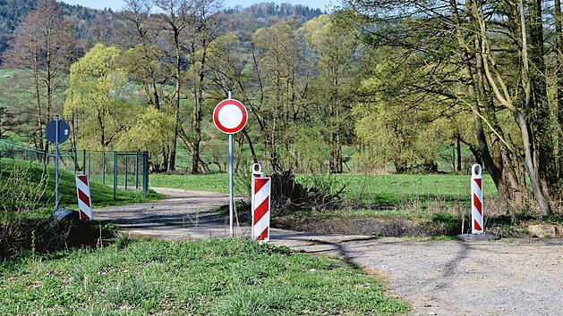Gerne genutzt wird dieser Weg zwischen Baiersdorf und Weismain, der für viele jedoch an der Kläranlage von Weismain, wie die Beschilderung zeigt, endet.  Foto: Dieter Radziej