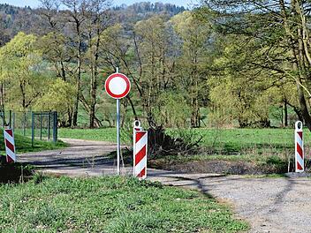 Gerne genutzt wird dieser Weg zwischen Baiersdorf und Weismain, der für viele jedoch an der Kläranlage von Weismain, wie die Beschilderung zeigt, endet.  Foto: Dieter Radziej
