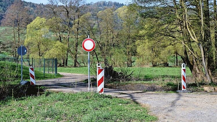 Gerne genutzt wird dieser Weg zwischen Baiersdorf und Weismain, der für viele jedoch an der Kläranlage von Weismain, wie die Beschilderung zeigt, endet.  Foto: Dieter Radziej