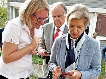 Studienrätin Caroline Scharff (links) erläutert Hans Albert und Margit Ruckdeschel die Funktionsweise der Hinweistafeln auf die einzelnen Bäume. Foto: Rei