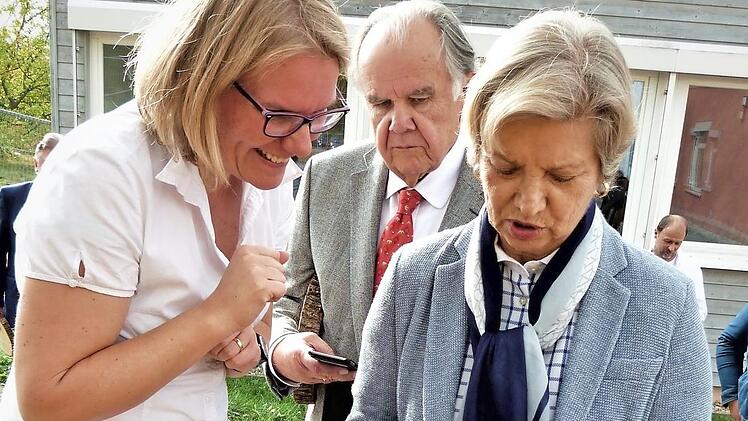 Studienrätin Caroline Scharff (links) erläutert Hans Albert und Margit Ruckdeschel die Funktionsweise der Hinweistafeln auf die einzelnen Bäume. Foto: Rei