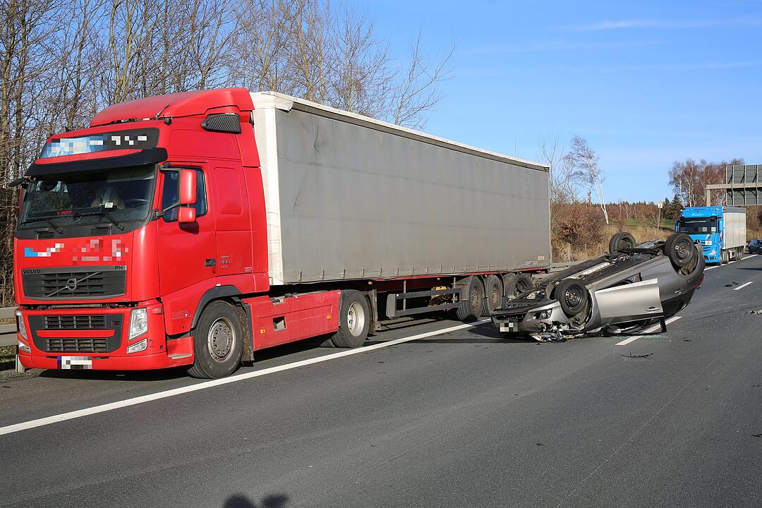 Schwerer Unfall auf A9: Auto überschlägt sich - Person verletzt