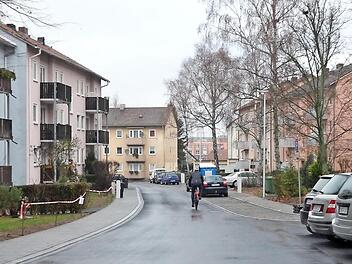 Neu ist im INA-Ring unter anderem, dass jetzt auch auf der hier linken Seite ein Gehweg durchgängig angelegt worden ist.  Fotos: Bernhard Panzer