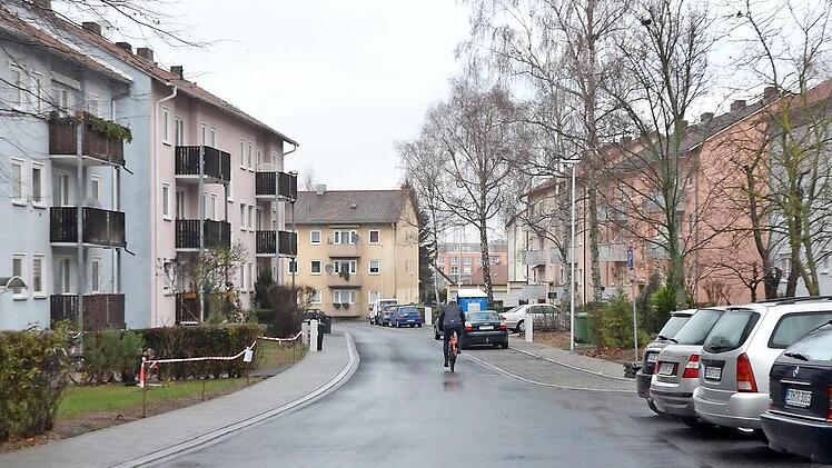 Neu ist im INA-Ring unter anderem, dass jetzt auch auf der hier linken Seite ein Gehweg durchgängig angelegt worden ist.  Fotos: Bernhard Panzer