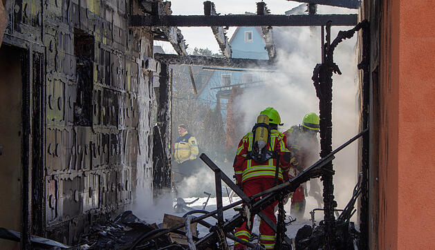 Markt Erlbach:  Brand in Einfamilienhaus – Vater und Sohn verletzt