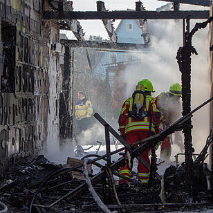 Markt Erlbach:  Brand in Einfamilienhaus – Vater und Sohn verletzt