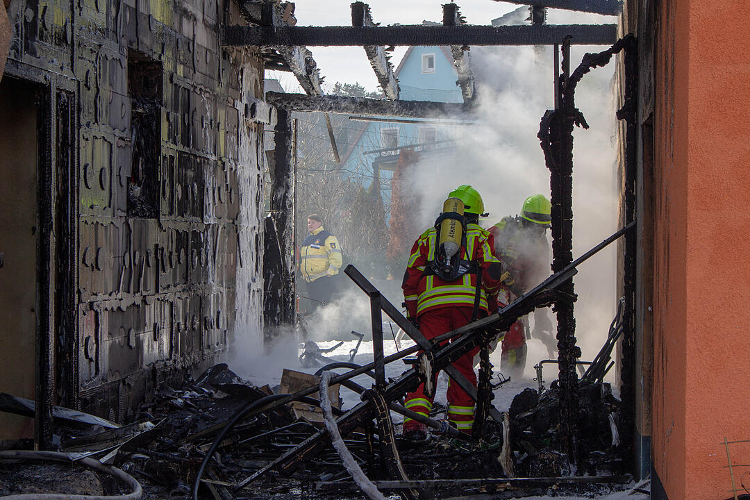 Markt Erlbach:  Brand in Einfamilienhaus – Vater und Sohn verletzt