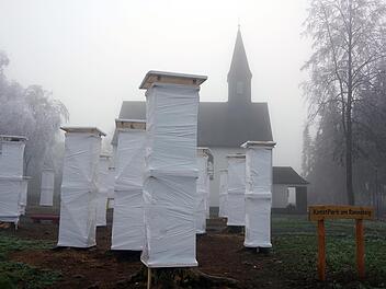 Wie ein Werk des Verpackungskünstlers Christo mutet derzeit der Kunstpark in Steinbach am Wald an. Foto: Heike Schülein
